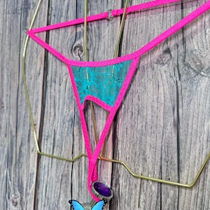 jovanadesign Traje de baño abierto para hombre con espalda de encaje verde menta y ribete rosa neón, hecho a mano en el Reino Unido.