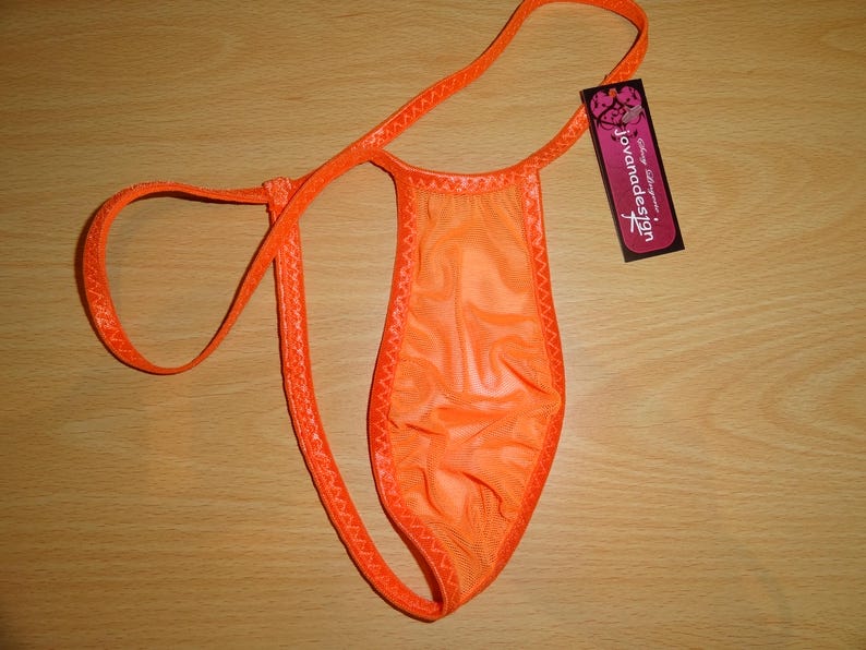 Op de afbeelding: Oranje mesh lingerie met een delicate kantversiering. De lingerie heeft een enkele band die om de nek gaat en een klein label met de tekst "Jovanadesign".