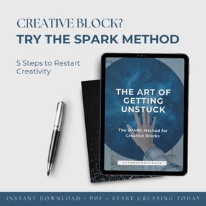 Może przedstawiać: Zestaw trzech ceramicznych kubków z nakrapianym, matowym wykończeniem. Kubki są w odcieniach kremu, jasnoszarym i ciemnoszarym. Każdy kubek ma prosty, minimalistyczny design i zaokrąglony uchwyt.