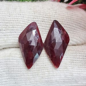 Ausgezeichneter Roter Rubin-Saphir-Rosenschliff ausgefallene Formpaar-Edelsteingröße 19x9x3 MM Carat-12 Bester roter Saphir-Edelstein für ihre Ohrringe