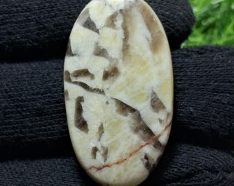 Splendida pietra preziosa sciolta cabochon ovale in feldspato grafico, dimensioni 37x20x5 mm. Pietra preziosa sciolta in feldspato grafico unica, da utilizzare come regalo di Natale per gioielli.