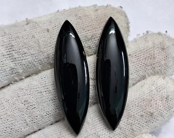Coppia di cabochon in onice nera, taglio marquise lucidato (42x12x6 mm)