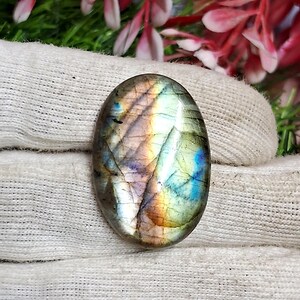 Flashy Labradorite Cabochon: Oval Gemstone for Pendant (32x21x6 mm, 35 Carat