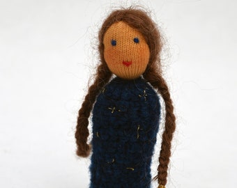 Bambola da dito per bambina Waldorf in lana marrone con trecce