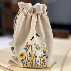 Sac à cordon en coton avec broderie de fleurs sauvages et d'abeilles - Sac cadeau printanier