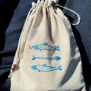 Kordelzugbeutel aus Baumwolle mit Stickerei von Sardine – Frühlingsgeschenktüte nach Angeln inspiriert