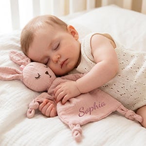 Könnte beinhalten: Ein Set aus drei Keramikbechern mit gesprenkelter, matter Oberfläche. Die Becher sind in Creme-, Hellgrau- und Dunkelgrautönen gehalten. Jeder Becher hat ein schlichtes, minimalistisches Design, ideal für Kaffee oder Tee.