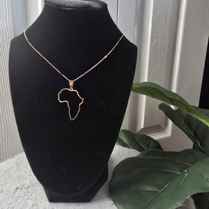 Collier contour de la carte de l'Afrique - Acier inoxydable plaqué argent