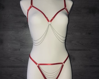 Contour lingerie set with chains