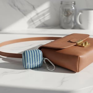 Gestreifte Airpods-Hülle Airpods 4 Hülle Modernes Design Tech Accessoire Geschenke für Teenager Mädchen Adrette Drahtlose Halter Benutzerdefinierter Name Monogramm Geschenk Bild 11