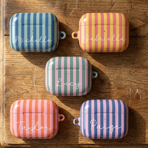 Capa listrada para AirPods, capa para AirPods 4, design moderno, acessório tecnológico, presente para adolescentes, estilo preppy, suporte sem fio, presente personalizado com monograma e nome.