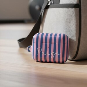Gestreifte Airpods-Hülle Airpods 4 Hülle Modernes Design Tech Accessoire Geschenke für Teenager Mädchen Adrette Drahtlose Halter Benutzerdefinierter Name Monogramm Geschenk Bild 18