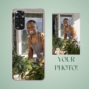 Puede incluir: Una funda de teléfono con una foto de una persona sonriendo mientras cuida plantas. La funda tiene una cámara y un flash. Las palabras "YOUR PHOTO!" están en verde a la derecha de la imagen.