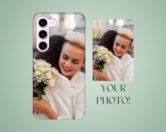 Könnte beinhalten: Eine Handyhülle mit einem Foto von zwei sich umarmenden Personen, eine davon hält einen Strauß weißer Blumen. Die Hülle hat oben ein Kameramodul. Ein kleineres Bild und der Text "YOUR PHOTO!" sind ebenfalls sichtbar.