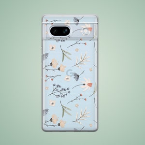 Op de afbeelding: Een transparante telefoonhoes met een lichtblauwe achtergrond en een bloemenpatroon. De bloemen zijn wit, roze en blauw.