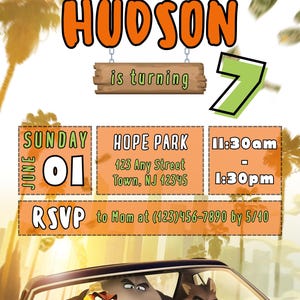 Könnte beinhalten: Eine Geburtstagseinladung mit dem Namen "HUDSON" in Orange und "is turning" auf einem Holzschild. Die Einladung enthält Veranstaltungsdetails: Datum, Uhrzeit, Ort und RSVP-Informationen. Der untere Teil zeigt Charaktere aus dem Film "The Bad Guys".