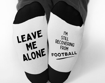 Lustige Fußball Socken, Leave Me Alone ich erholen mich immer noch vom Fußball, lustige Fußball Sprüche, Geschenke für Fußballfans, lustige Fußballgeschenke