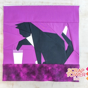 Peut inclure: Un chat noir et blanc avec une queue blanche boit dans un verre de lait. Le chat est assis sur un fond violet avec un tissu à motifs violets et blancs en bas. Le tissu porte l'inscription "Scrap Tower Studio".