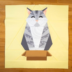 Patrón de bloque de edredón Box Kitty de 14 x 14 pulgadas, pieza de papel base FPP, gato atigrado que desborda felizmente una caja de cartón, cabe, se sienta