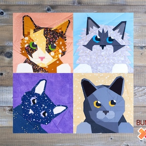Puede incluir: Cuatro piezas de arte textil cuadradas con retratos de gatos estilizados. Los gatos están representados en formas geométricas y colores vibrantes, incluyendo carey, gris y azul. La palabra "BUNDLE" está en la esquina inferior derecha.