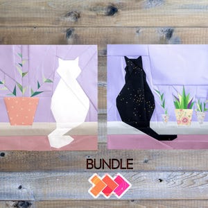 Pode incluir: Dois blocos de acolchoado de papel com um gato branco e um gato preto. Os blocos de gato estão sobre um fundo lavanda com uma borda inferior rosa. O bloco de gato branco tem uma planta em vaso com folhas verdes e um vaso laranja. O bloco de gato preto tem três plantas em vaso com folhas verdes e vasos brancos. Os blocos são etiquetados como "BUNDLE" na parte inferior.