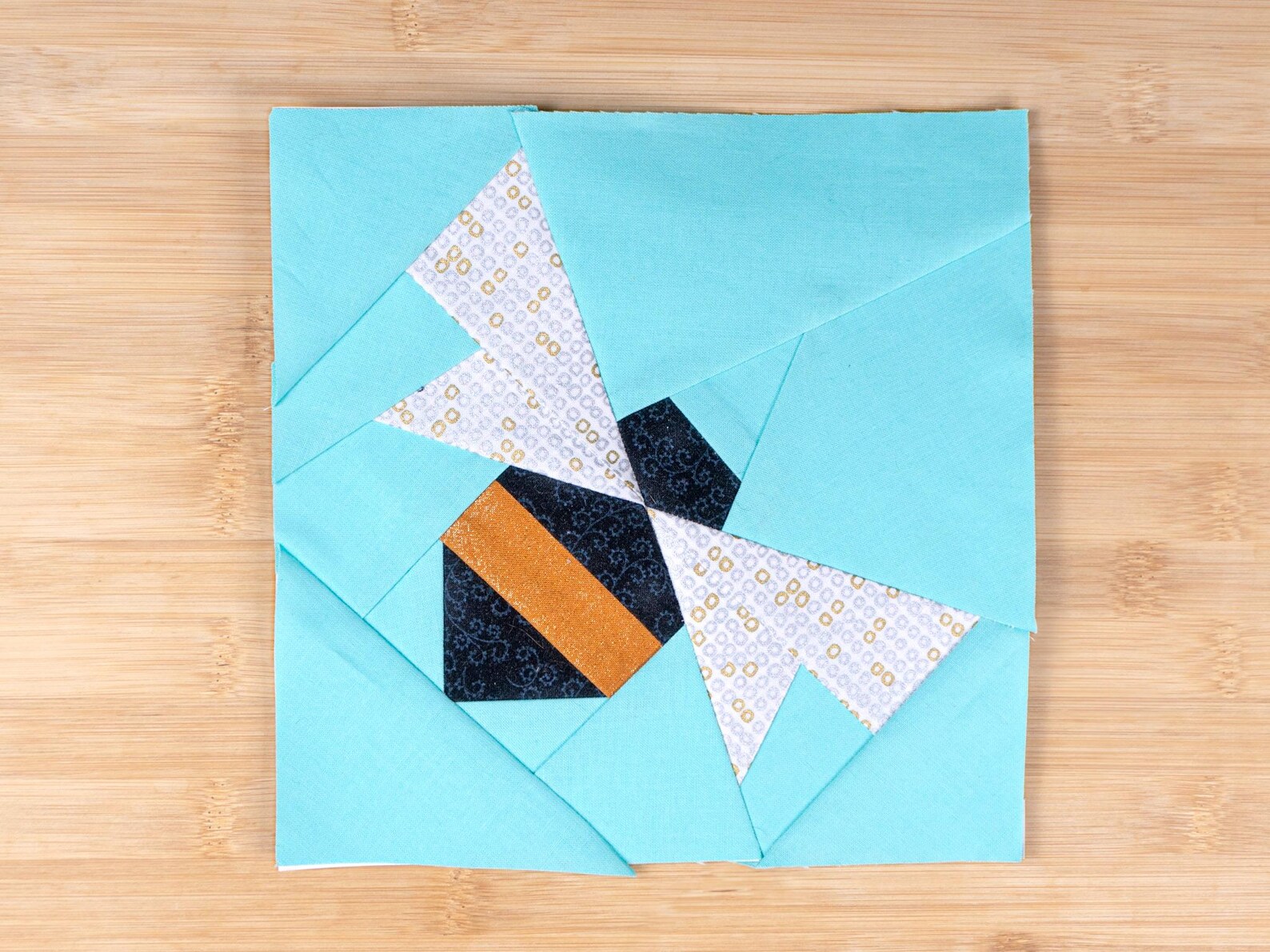 Easy Bee Charm Block Pattern 8x8