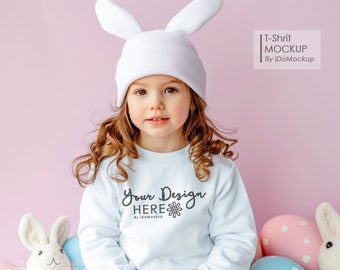 Maquete de moletom branco de Páscoa infantil, branco Gildan 18000B Mockup tema de Páscoa bebê criança menina modelo infantil suéter branco com gola redonda mock up