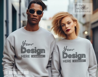 Paar grijze Gildan 18000 sweatshirt mockup, zwart model, paar grijze sweatshirt testmodellen, man vrouw model sweatshirt Love Valentines mockup
