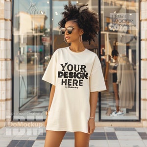 アイボリーのオーバーサイズ コンフォートカラー 1717 ユニセックス Tシャツ モックアップ、レディースファッション アイボリーのオーバーサイズ Tシャツ モックアップ、女性モデル ストリート カジュアル ファッション