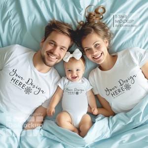 Mockup di maglietta per famiglia, camicia bianca Mockup per famiglia mamma papà bambino bambino, T-shirt bianca abbinata e mockup tutina, maglietta girocollo bianca mamma papà
