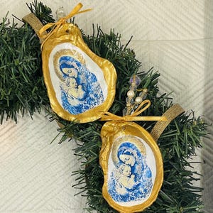 Ornamento a forma di conchiglia d'ostrica raffigurante la Madre Maria e il Bambino Gesù