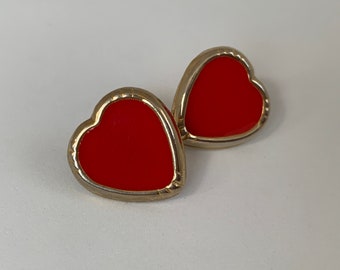 Pendientes de espárragos en forma de corazón de esmalte rojo rubí, acento dorado / accesorios del día de San Valentín, joyas de declaración para ella, pendientes para orejas perforadas