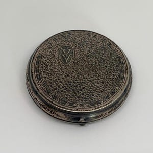 Roaring 20s Mavis Vivaudou VV Vanity Metal Compact with Mirror (Some Contents Inside*) | 1920s Makeup, Collectible Flapper Era Rouge