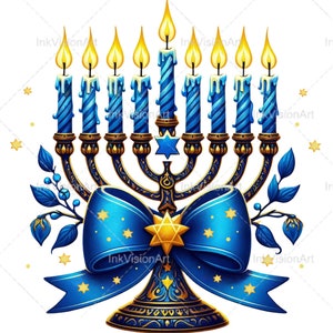 Op de afbeelding: Een gouden menorah met blauwe en witte kaarsen, versierd met een blauwe strik en een gouden ster. De menorah is omringd door groene bladeren en blauwe bloemen.