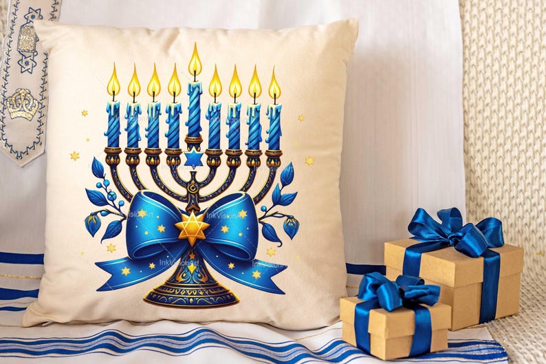 Op de afbeelding: Een wit kussen met een blauwe en gouden menorah met negen brandende kaarsen. De menorah is versierd met een blauwe strik met gouden sterren. Het kussen is perfect voor Chanukka.