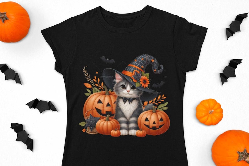 K&ouml;nnte beinhalten: Ein schwarzes T-Shirt mit einer s&uuml;&szlig;en grau-wei&szlig;en Katze, die einen Hexenhut tr&auml;gt und von K&uuml;rbissen umgeben ist. Die Katze sitzt auf einem Stapel K&uuml;rbisse, von denen einer ein Jack-o'-Lantern-Gesicht hat. Der Hintergrund zeigt eine dunkle Waldszene mit herumfliegenden Flederm&auml;usen.