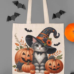 K&ouml;nnte beinhalten: Eine wei&szlig;e Stofftasche mit einer schwarzen Katze, die einen Hexenhut tr&auml;gt und einen K&uuml;rbis h&auml;lt. Die Katze ist von K&uuml;rbissen und Flederm&auml;usen umgeben. Die Tasche ist perfekt, um Halloween-S&uuml;&szlig;igkeiten zu transportieren.
