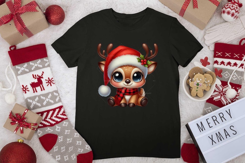 Op de afbeelding: Een zwart T-shirt met een cartoon afbeelding van een rendier dat een kerstmanmuts en een rood-zwarte geruite sjaal draagt. Het rendier heeft grote, blauwe ogen en een vriendelijke uitdrukking.