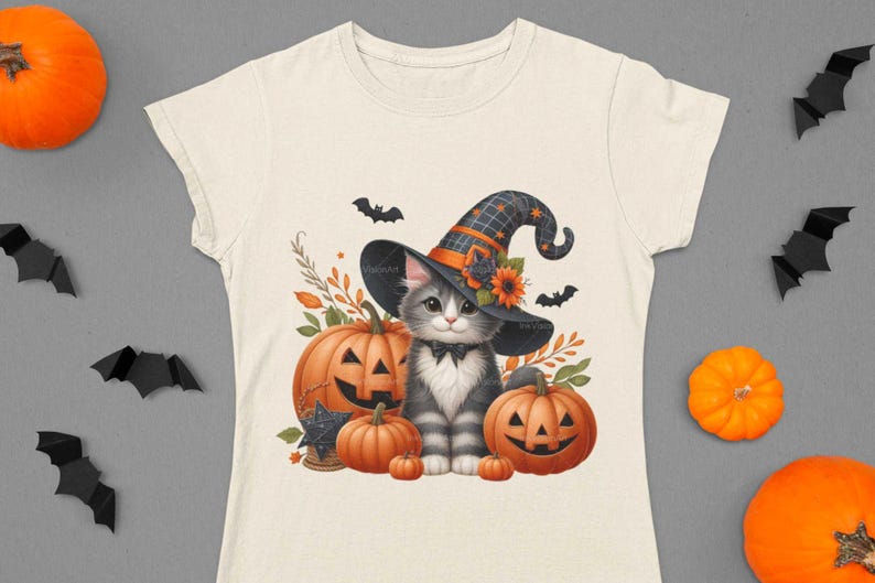 K&ouml;nnte beinhalten: Ein wei&szlig;es T-Shirt mit einer s&uuml;&szlig;en grauen Katze, die einen Hexenhut tr&auml;gt und einen K&uuml;rbis h&auml;lt. Die Katze ist von K&uuml;rbissen und Herbstbl&auml;ttern umgeben.
