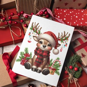 Pode incluir: Um cart&atilde;o de Natal com uma rena de desenho animado fofa usando uma echarpe xadrez vermelha e preta e um chap&eacute;u de Papai Noel. A rena est&aacute; cercada por decora&ccedil;&otilde;es de Natal, incluindo um bast&atilde;o de caramelo, uma caixa de presente e uma corda de luzes.