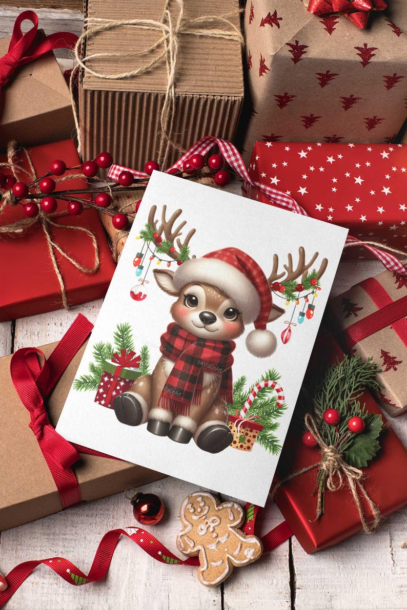 Pode incluir: Um cart&atilde;o de Natal com uma rena de desenho animado fofa usando uma echarpe xadrez vermelha e preta e um chap&eacute;u de Papai Noel. A rena est&aacute; cercada por decora&ccedil;&otilde;es de Natal, incluindo um bast&atilde;o de caramelo, uma caixa de presente e uma corda de luzes.