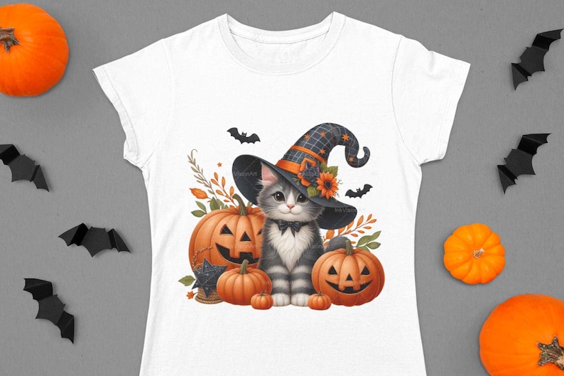 K&ouml;nnte beinhalten: Ein wei&szlig;es T-Shirt mit einer s&uuml;&szlig;en grau-wei&szlig;en Katze, die einen Hexenhut tr&auml;gt und einen K&uuml;rbis h&auml;lt. Die Katze ist von K&uuml;rbissen und Flederm&auml;usen umgeben.