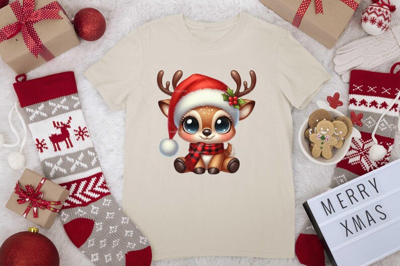 Op de afbeelding: Een beige T-shirt met een cartoon afbeelding van een rendier dat een rode kerstmanmuts en een rood-zwarte sjaal draagt. Het rendier heeft grote blauwe ogen en zit. Het T-shirt is een geweldig cadeau voor kerst.