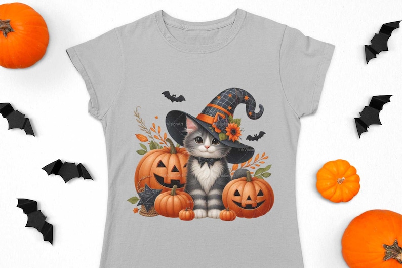 K&ouml;nnte beinhalten: Ein graues T-Shirt mit einer niedlichen Comic-Katze, die einen Hexenhut tr&auml;gt und auf K&uuml;rbissen sitzt. Die Katze hat schwarz-wei&szlig;es Fell und tr&auml;gt eine schwarze Fliege. Die K&uuml;rbisse sind orange und haben Jack-o'-Lantern-Gesichter. Um die Katze und die K&uuml;rbisse herum befinden sich Flederm&auml;use und Bl&auml;tter.