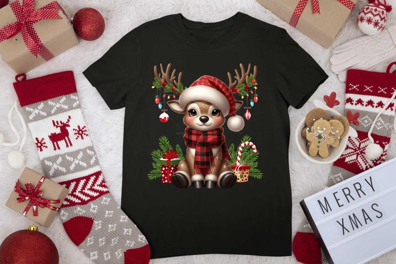 Pode incluir: Camiseta preta com uma rena de desenho animado usando uma echarpe xadrez vermelha e preta e um chap&eacute;u de Papai Noel. A rena est&aacute; cercada por luzes de Natal, presentes e bengalas de doces.