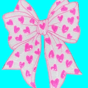 Puede incluir: Un lazo blanco con patrones de corazones rosas sobre un fondo azul brillante. El lazo tiene un contorno rosa y presenta múltiples corazones rosas, creando un diseño festivo.