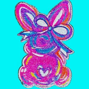 Könnte beinhalten: Ein farbenfrohes, glitzerndes Hasen-Design mit einer großen Schleife. Der Hase ist hauptsächlich rosa mit Akzenten in Blau, Lila, Orange und Gelb. Eine weiße Herzform befindet sich in der Mitte des Hasenkörpers. Der Hintergrund ist einfarbig hellblau.