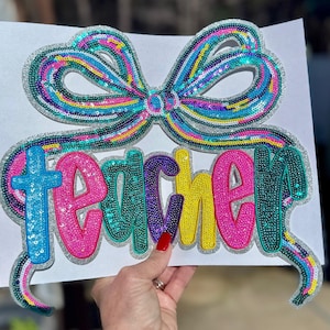 Peut inclure: Ensemble de trois tasses en céramique avec une finition mate et mouchetée. Les tasses sont de couleur crème, gris clair et gris foncé. Chaque tasse a un design simple et minimaliste.