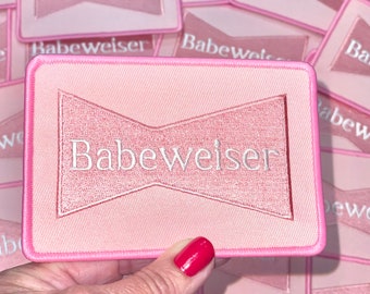 Babeweiser-lapp: Rosa broderad stryklapp för hattar