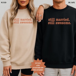 Grappig sweatshirt voor 9e verjaardag voor stel nog steeds getrouwd nog steeds geweldig aangepaste mouw jaar bijpassende huwelijkscadeau voor haar en hem Unisex